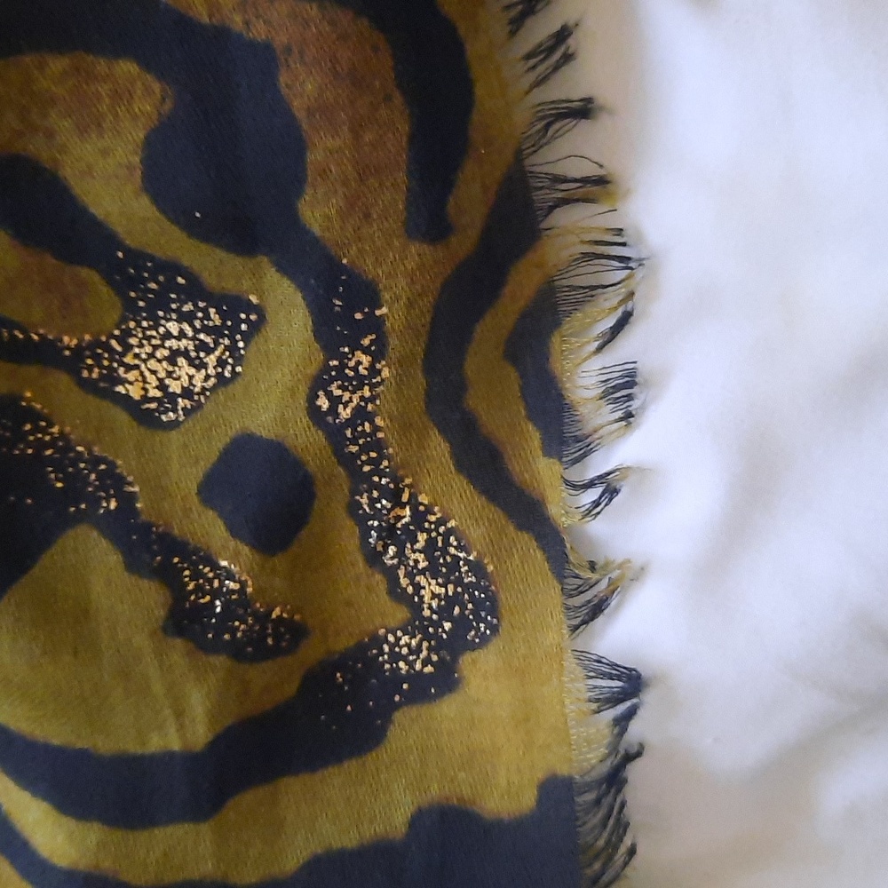 Abstract Patterned Scarf - Picture 4 of 4